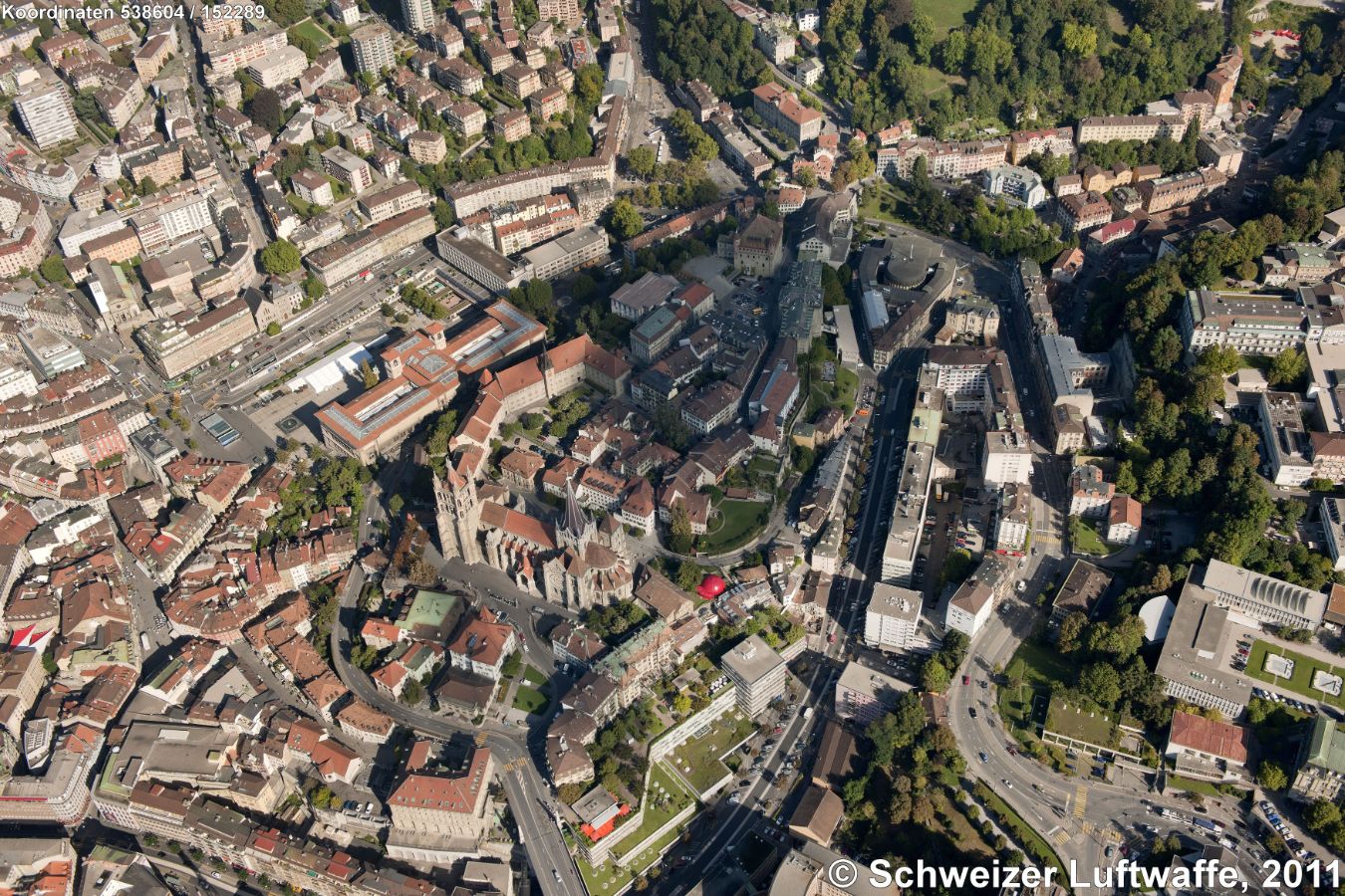 Lausanne (Blick nordwärts): Kathedrale im Zentrum. Bibliothek, dahinter Place de la Riponne. - Bereits im 6. Jahrhundert stand hier eine karolingische Kirche, die ums Jahr 1000 durch eine frühromanische ersetzt wurde. Ab 1190 begannen verschiedene Umbauphasen zu einer gotischen Basilika. Zeitgleich entstanden die gotischen Kathedralen von Chartres und Notre-Dame in Parais. - Die 'Cathédrale Notre-Dame de Lausanne' wurde schliesslich 1275 von Kaiser Rudolf von Habsburg und Papst Gregor X. eingeweiht.